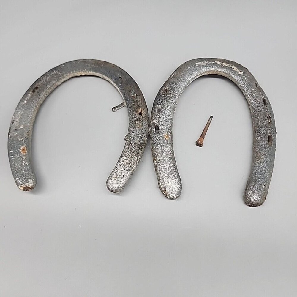 Lot Of 2 Vintage Forged Cast Steel Throwing Horse Shoes horseshoes Rust GOODLUCK